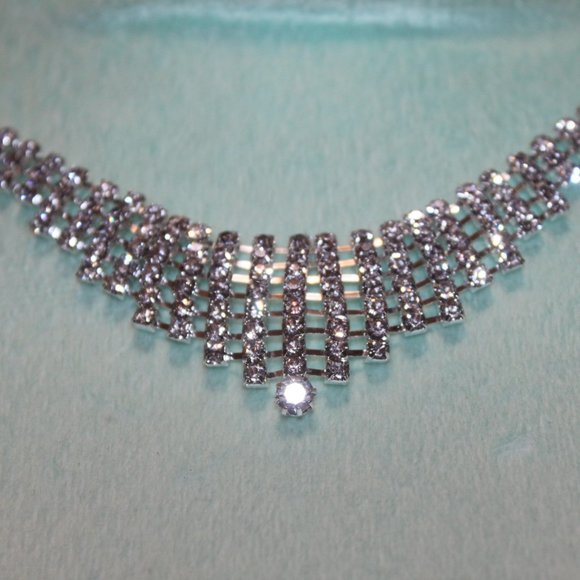 Nwt:Clear crystals/Large Crystal on point Necklace - Picture 3 of 3